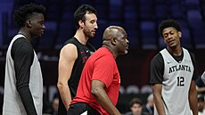 Kou Nate McMillan (v erveném) na tréninku Atlanta Hawks v Abú Zabí
