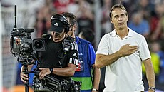 Julen Lopetegui reaguje smrem k fanoukm Sevilly po poráce.