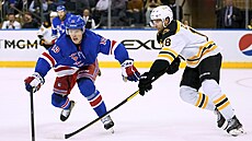 Gustav Rydahl (15) z New York Rangers a Pavel Zacha (18) z Boston Bruins se...