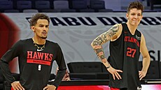 Trae Young (vlevo) a Vít Krejí na tréninku Atlanta Hawks