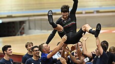 Italský cyklista Filippo Ganna slaví se svým týmem svtový rekord v hodinovce.