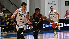 Sterling Gibbs (vpravo) z Nymburka úto�í v zápase s D��ínem kolem Tomá�e...