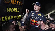 Max Verstappen slaví se členy stáje Red Bull mistrovský titul v F1.
