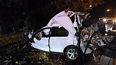 Hasi�i vyprostili �idi�e z havarovaného vozu na okraji Nové Paky. (3. 10. 2022)