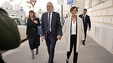 Souasný rakouský prezident Alexander Van der Bellen s manelkou na cest k...