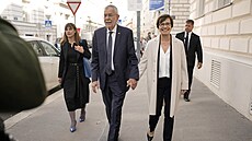 Sou�asný rakouský prezident Alexander Van der Bellen s man�elkou na cest� k...