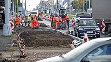 Dělníci pracují na přestavbě křižovatky ulic Rokycanská a Masarykova v...