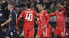 Leroy Sané (uprosted) se raduje se spoluhrái z Bayernu Mnichov po vedoucím...