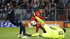 Jamal Musiala z Bayernu Mnichov nep�ekonává plze�ského gólmana Mariána Tvrdon�.