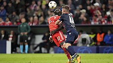 Sadio Mané a Libor Holík v souboji během zápasu Ligy mistrů mezi Bayernem...
