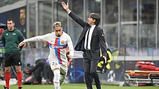 Simone Inzaghi, trenér Interu Milán, udílí pokyny bhem zápasu s Barcelonou.
