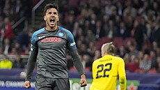 Giovanni Simeone z Neapole se raduje ze esté branky svého týmu v utkání Ligy...