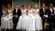 Bílá na ples nepatří, pokud se nechystáte tančit zahajovací kotilion na vídeňském plese v opeře. 