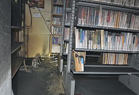 Poár, který pipravil chebskou knihovnu o desetitisíce svazk, vypukl v suterénu budovy.