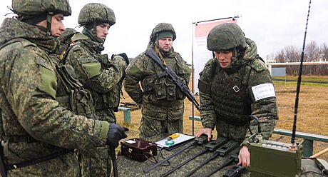 Mobilizovaní Rusové se úastní cviení na cviiti Východního vojenského okruhu...