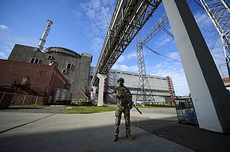 Ruský voják hlídkuje v areálu ukrajinské Záporoské jaderné elektrárny. (9....