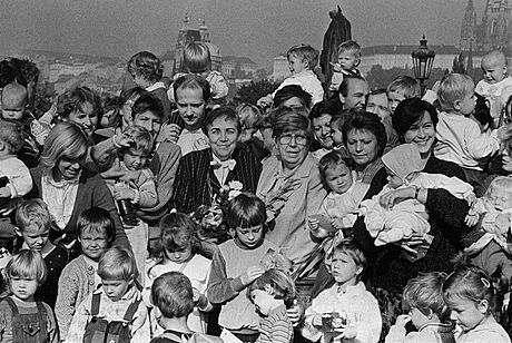 Ludmila Mojov na Karlov most v roce 1989 se "svmi" dtmi, kterm pomohla...