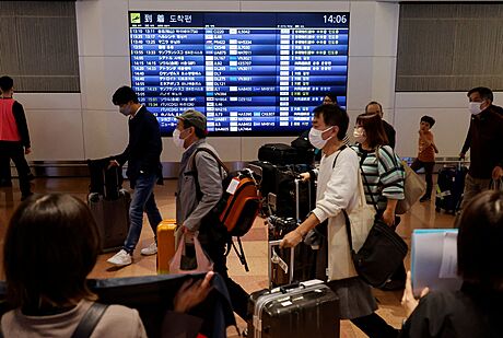 Zahraniní turisté na letiti v Tokiu poté, co se zem po skonení covidové...