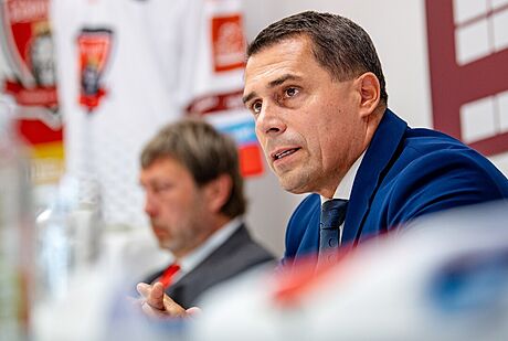 Generální manaer Ale Kmoníek na tiskové konferenci hokejového Hradce Králové