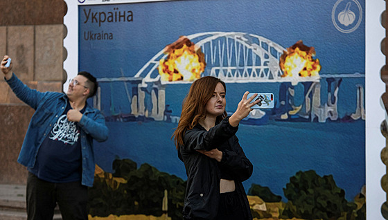 Obyvatelé Kyjeva se radují ze zpráv o úspném útoku na Kerský most (8. íjna...