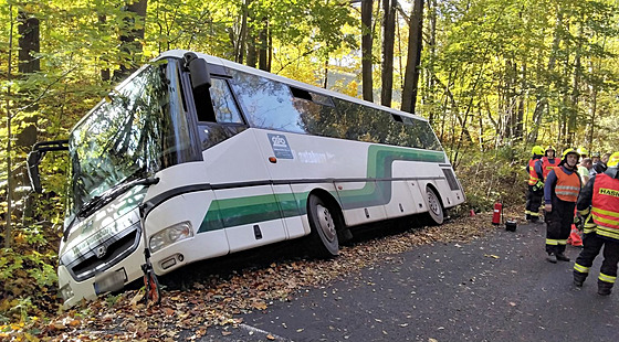 Autobusu po nehodě na Sokolovsku skončil v příkopě. (17. října 2022)