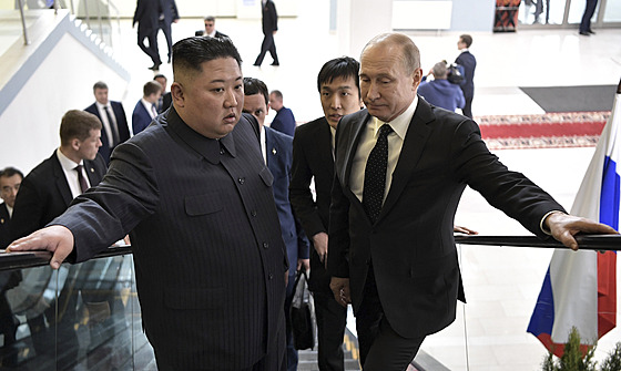 Kim Čong-un (vlevo) a Vladimir Putin při setkání ve Vladivostoku v dubnu 2019