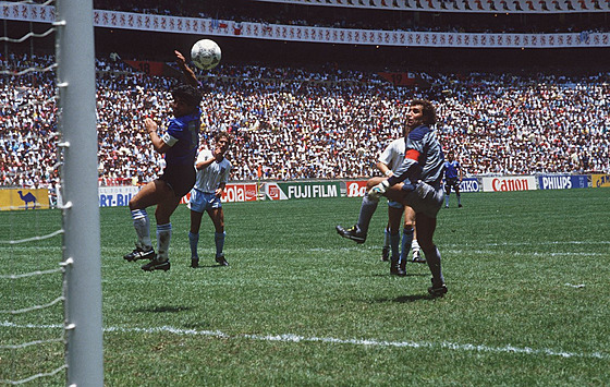 Maradonv gól boí rukou ze tvrtfinále mistrovství svta 1986 Argentina -...