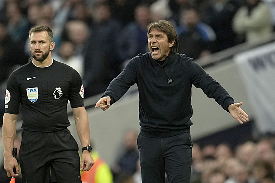 Antonio Conte bhem utkání Tottenhamu s Evertonem.