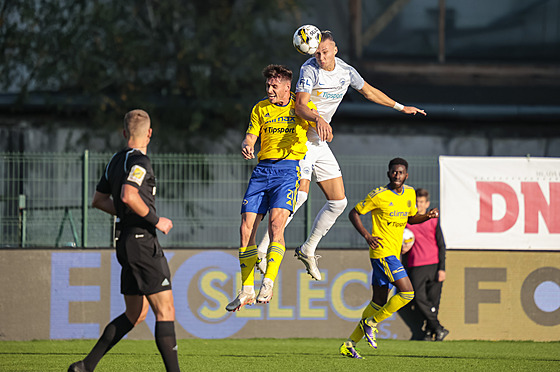 Maksym Talovierov v hlavikovém souboji s Janem Silným.