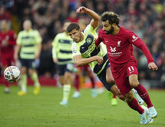 Mohamed Salah z Liverpoolu zkouí obejít obránce Manchesteru City Rúbena Diase.