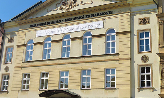 Souástí obnovy fasády Moravského divadla v Olomouci byla také výmna oken....