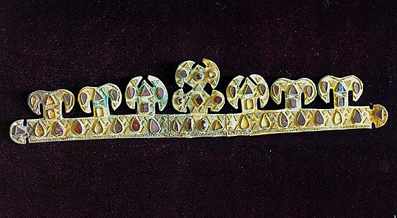 Ukradený zlatý diadém z doby vlády hunského náelníka Attily v 5. století. (7....