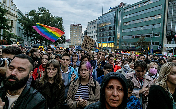 Pochod na uct�ní ob�tí a odsouzení nenávistného �inu proti LGBT+ komunit� v...