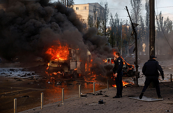 Ruské útoky na Kyjev pokraují. Na míst hoí auta. (10. íjna 2022)