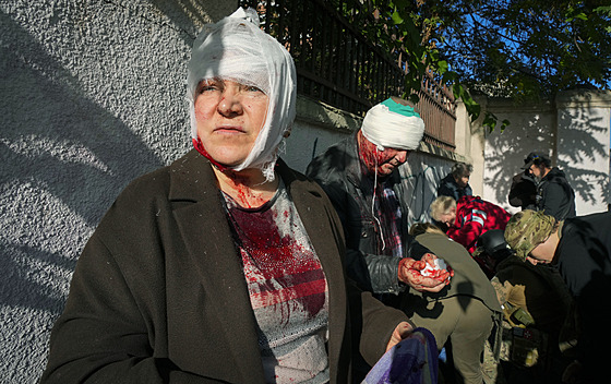 Záchranái v Kyjev po ranním ruském útoku oetují zranné. Nkolik lidí ruské...
