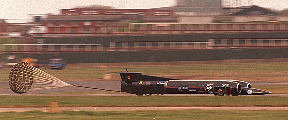 Andy Green pi pokusu o rychlostní rekord s vozem Thrust SuperSonic