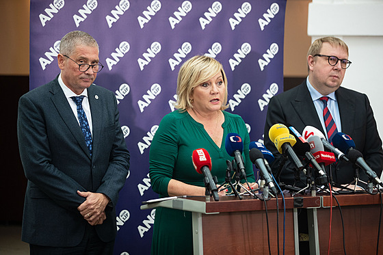 Tisková konference ANO. Na snímku zleva Ivo Vondrák, Alena Schillerová a Ale...