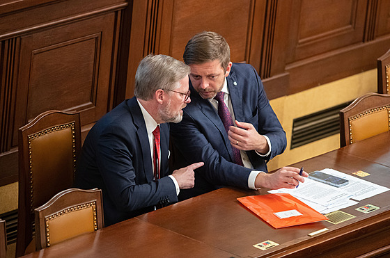 Ministr vnitra Vít Rakuan a premiér Petr Fiala ve Snmovn