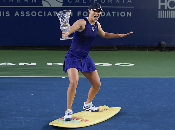 Polská tenistka Iga wiateková si uívá trofej za vítzství na turnaji v San...