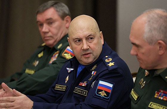Velitel ruských invazních sil na Ukrajin Sergej Surovikin (uprosted) spolu s...