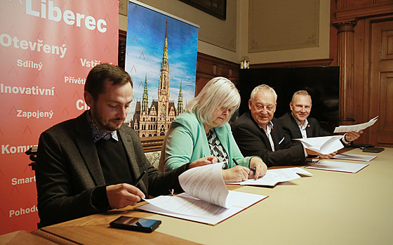 Nové vedení Liberce p�i podpisu koali�ní smlouvy. Zleva Jan Hru�ka (Piráti),...