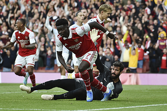 Záloník Arsenalu Bukayo Saka slaví vstelený gól v domácím ligovém utkání...