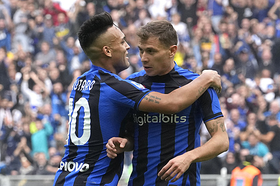 Nicol&#242; Barella a Lautaro Martínez z Interu Milán slaví gól svého týmu v...