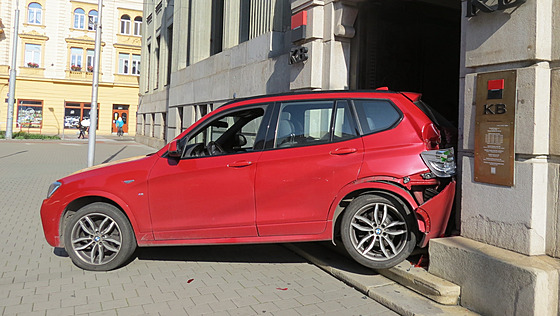 Automobil BMW ízený 82letým muem skonil po couvání ve vchodu banky v centru...