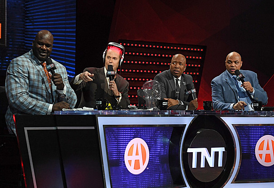 Inside the NBA. Zleva: Shaquille ONeal, Ernie Johnson, Kenny Smith a Charles...
