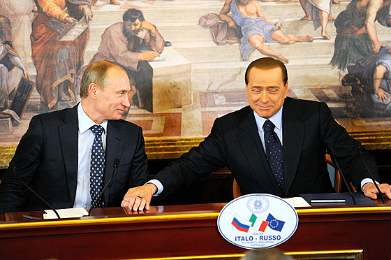 Ruský prezident Vladimir Putin a italský expremiér Silvio Berlusconi na snímku...