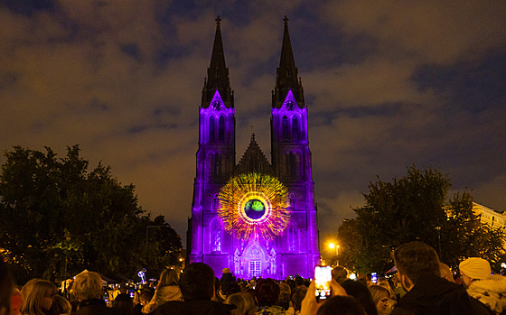 Videomapping francouzských umlc na Baziliku sv. Ludmily v Praze bavil...