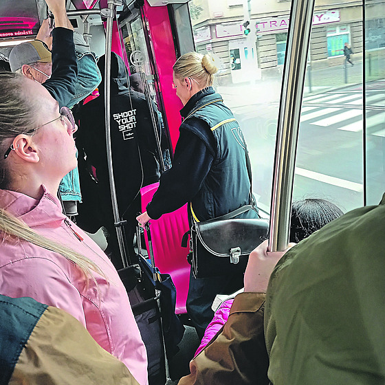 Práce potovní doruovatelky probíhá i v tramvaji.