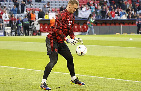 Manuel Neuer, branká Bayernu Mnichov, se rozcviuje ped utkáním Ligy mistr...