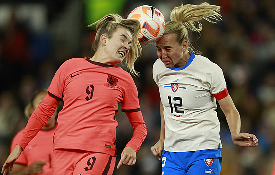 Anglická fotbalistka Lauren Hempová v hlavi�kovém souboji s Klárou Cahynovou v...